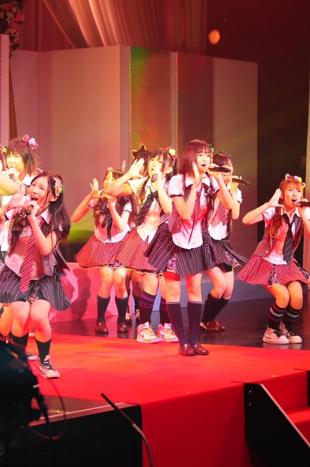 「涙サプライズ！」を熱唱するAKB48。