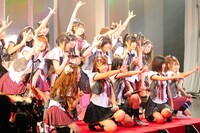 大ヒット曲「涙サプライズ！」を熱唱するAKB48。大島優子以外の選抜メンバー19人がステージに立った。
