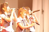 MC中のAKB48メンバー。左から宮崎美穂、高橋みなみ、渡辺麻友。