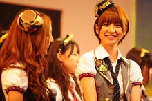 MC中のAKB48メンバー。左から板野友美、篠田麻里子。