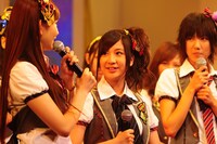 MC中のAKB48メンバー。左から小嶋陽菜、小野恵令奈、宮澤佐江。