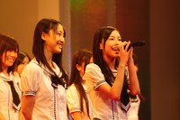 MC中のSKE48メンバー。左から松井玲奈、松井珠理奈。