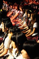 緊張した面持ちで開票を待つメンバー。