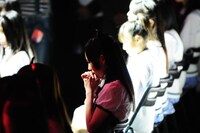 開票を祈りながら待つ渡辺麻友。