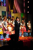 総評を語る、プロデューサーの秋元康（中央）。