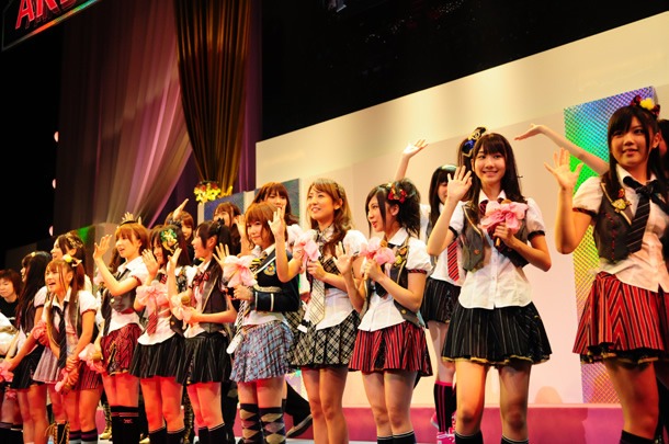 笑顔でファンに挨拶をするAKB48＆SKE48メンバー。