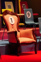 選抜メンバー・センター位置に置かれた1位の椅子。