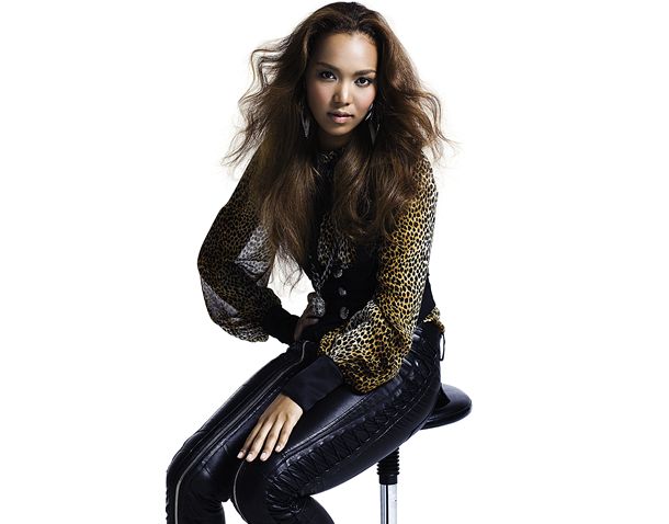 8月12日にはニューシングル「After Love -First Boyfriend- feat.KANAME (CHEMISTRY) / Girlfriend feat.BoA」をリリースする。