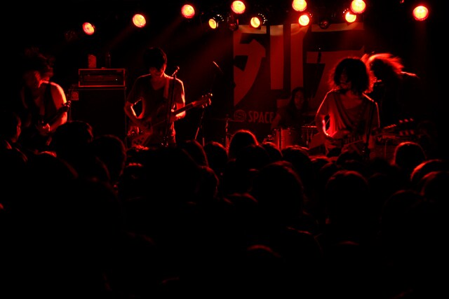 強靭なロックチューンの数々でフロアを揺らしたQUATTRO。MC中にはメンバーを呼ぶ声があちこちから上がり、その人気と注目度の高さを見せつけた。