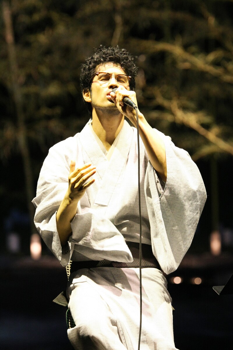 瞳をとじて歌う平井堅。ライブ中、マイケル・ジャクソンへの想いを「唯一無二の天性、才能、それから、闇の部分も含め、あのようなスーパースターはもう現れないのではないでしょうか。同じ時代を過ごせたことをとても幸せに思います」と語った。