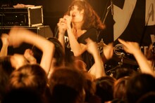 MCで「今日は彼女も渋谷でライブなんだ。終わったら会いに行くんだ」とうれしげに語った毛皮のマリーズの志磨。ライブ終了後は無事会うことができたのだろうか。