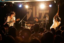 新曲3曲を含む計6曲を披露した未完成VS新世界。安田強太（B）はオーディエンスに短冊に「安田君と織姫様と出会わせてください」と書くよう指示し、暗に彼女募集中であることをアピールした。