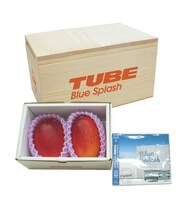 「TUBE」のロゴが押された、豪華な箱入りの宮崎マンゴーが2つ。アルバムはDVD付きの初回生産限定盤だ。