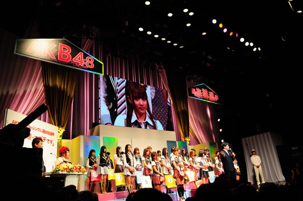 SDN48は毎週土曜22時から、AKB48劇場でステージを行う予定。昨日のイベントでは、オーディションの模様などがスクリーンに上映された(写真はAKB48総選挙の開票イベント「神様に誓ってガチです」の様子)。