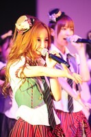 板野友美のソロナンバーは、AKB48を含めこれが初めて。