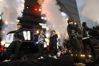 1stシングル「MY HEAVEN」に続き、「ガラガラ GO!!」にもメンバー直筆サインがあることが判明。今回はメンバー5人全員のサイン入りCDが100枚存在するとのこと。