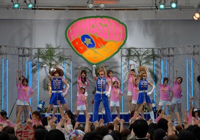 「はまぐりボンバー」はGS風味を漂わせるサマーソング。3人は1万人の観客を前に息の合った振り付けを披露した。