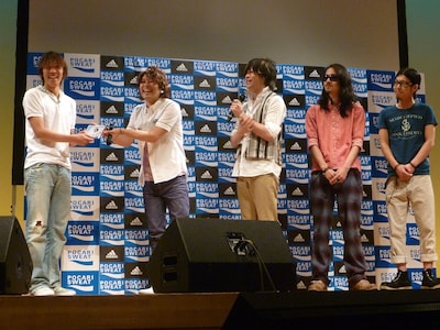 Hi-Fi CAMPはCDを俊輔に手渡した後、「だから一歩前へ踏み出して」を生演奏した。