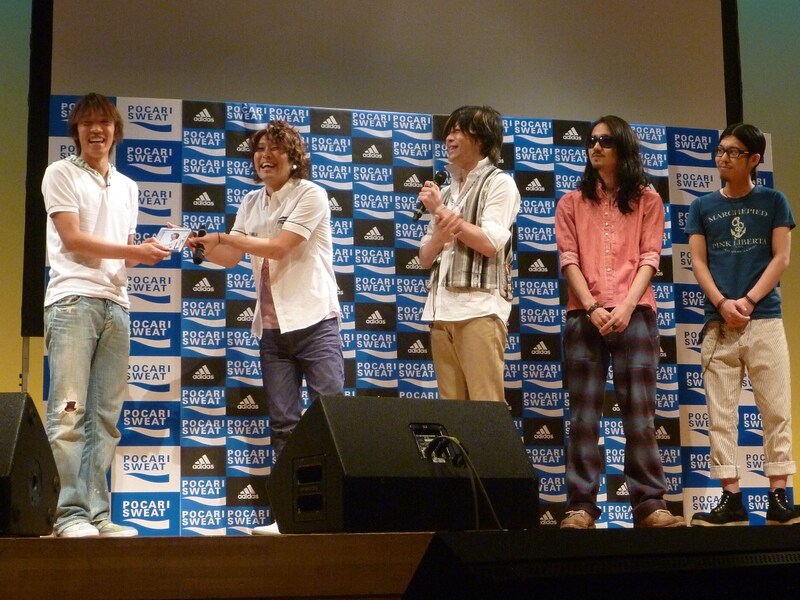 Hi-Fi CAMPはCDを俊輔に手渡した後、「だから一歩前へ踏み出して」を生演奏した。