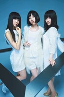 巨大三角形に囲まれたPerfume。