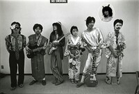 直枝政広がカーネーション結成以前に在籍したアヴァンポップバンド、耳鼻咽喉科（写真）の初CD作品「偉大（はずかしく）なる2年 Anthology 1981-1983」もニューアルバムと同じく11月25日にリリース。