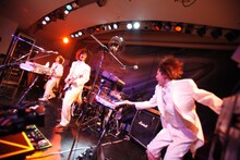 正装でもおかまいなしに激しいパフォーマンスを披露するthe telephones。