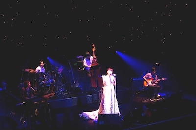 若い人から熟年カップルまで、多くの観客を魅了した七夕ライブ。「来年はもっとラブソングを携えてやりたいです」と早くも次の七夕へ思いをはせていた。