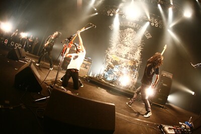 先輩THE BACK HORNに負けじと激しいステージを繰り広げた9mm Parabellum Bullet。9月9日には初の日本武道館公演を開催する。