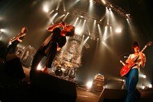 9mm Parabellum Bulletのパフォーマンスの影響を受けてか、THE BACK HORNはいつになく奔放なパフォーマンスを見せた。