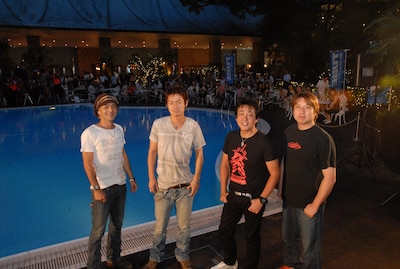 このビアガーデンでは「シーズン・イン・ザ・サラダ～キムチ入りロミロミサーモンのピリ辛サラダ仕立て～」「Beach Time ピザ～ハワイ風～」「恋してムーチョコレートサンデー　ムース入り」などのオリジナルメニューを楽しめる。