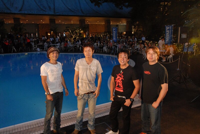 このビアガーデンでは「シーズン・イン・ザ・サラダ～キムチ入りロミロミサーモンのピリ辛サラダ仕立て～」「Beach Time ピザ～ハワイ風～」「恋してムーチョコレートサンデー　ムース入り」などのオリジナルメニューを楽しめる。