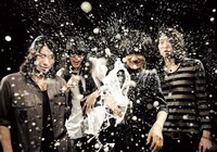 夏フェスシーズンを終え、現在は制作活動と並行して各地でライブを開催中のa flood of circle。直近のライブは、THE RODEO CARBURETTORの全国ツアーの一環として行われる9月12日の千葉LOOK公演となる。