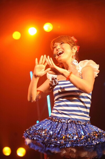 観る者をとりこにする可憐な笑顔を見せるはるな愛。