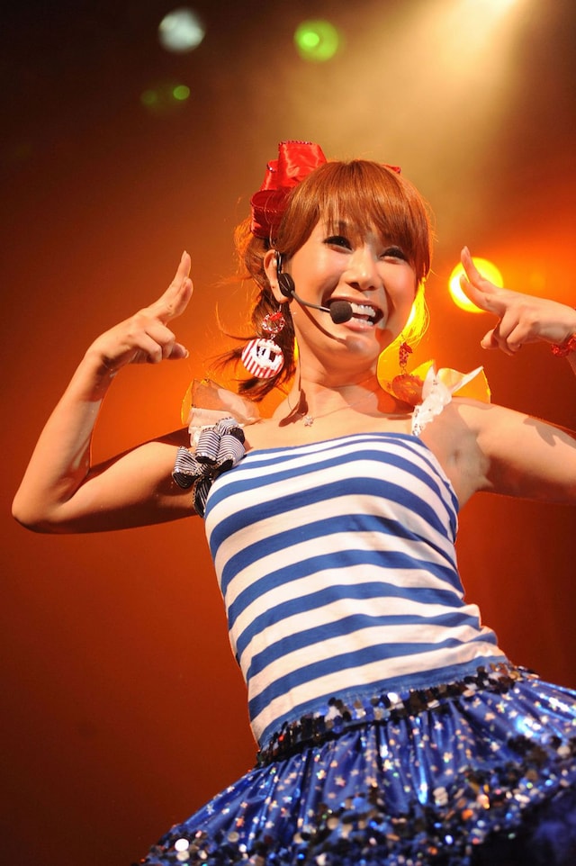 ポーズを決めるはるな愛。