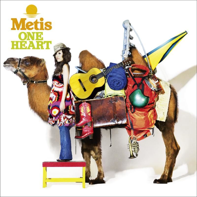 写真は「ONE HEART」ジャケット。アルバムにはヒットナンバー「母賛歌」を含む13曲が収録される。