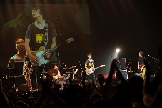 序盤では「いち早く夏をお届けするバンド、TUBEではなくくるりです」と自信たっぷりに挨拶。