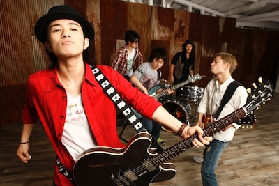 畠山拓也（Tr,Key）はオフィシャルブログで「メンバー、スタッフ一同、体調管理には十分に気をつけていたつもりですが、連日のライブと移動の疲れから、免疫力が落ちてしまい、このような事態になってしまいました」と謝罪。全員のいち早い快復と、残る公演が無事に行われることを祈ろう。