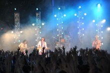 今回再放送される、六本木ヒルズアリーナで行われたウルフルズのフリーライブには3500人を超えるファンが集結。彼らの魅力を凝縮した約1時間のステージで観衆を魅了した（写真はライブ中の様子）。