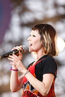 終始笑顔でメッセージを届けたカエラだが、ライブ中盤の「Butterfly」では感極まって歌えなくなってしまう場面も。2万2千人が「ラララ」の大合唱でその熱い思いに応えていた。