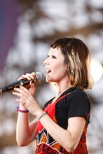 終始笑顔でメッセージを届けたカエラだが、ライブ中盤の「Butterfly」では感極まって歌えなくなってしまう場面も。2万2千人が「ラララ」の大合唱でその熱い思いに応えていた。