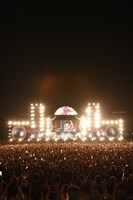 横浜・赤レンガパーク野外特設ステージを埋め尽くす2万2千人のカエラファン。