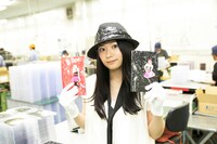 右手に赤盤（初回限定盤A）、左手に黒盤（初回限定盤B）を持ってほほえむアイラ。指紋が付かないよう白い手袋をはめているが、アイラの指紋ならばむしろ付いていてほしい、と考えるファンも多いはず。