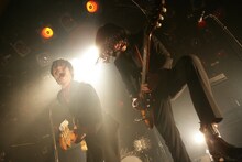 ライブでもスーツ姿を通すTHE BAWDIESだが、この日のライブで過去に1度だけスーツ以外の衣装でライブをしたことを告白。オリンピックイヤーのハロウィンイベントで、メンバー全員がオリンピックにちなんだ仮装でライブに挑んだ彼らは、「羽目を外しすぎたのか、翌年は呼ばれませんでした」（ROY）という（Photo by 中河原理英）。