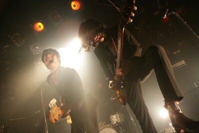 ライブでもスーツ姿を通すTHE BAWDIESだが、この日のライブで過去に1度だけスーツ以外の衣装でライブをしたことを告白。オリンピックイヤーのハロウィンイベントで、メンバー全員がオリンピックにちなんだ仮装でライブに挑んだ彼らは、「羽目を外しすぎたのか、翌年は呼ばれませんでした」（ROY）という（Photo by 中河原理英）。