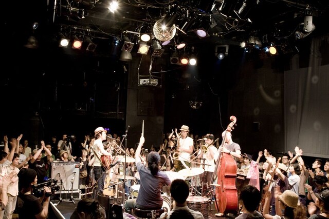 写真は7月12日に行われた代官山UNITでのライブのワンシーン。ゲストアーティストとして武嶋聡と浜野謙太（SAKEROCK）が登場し、パフォーマンスに華を添えた。ナタリーでは、後日ライブレポートを掲載する予定。