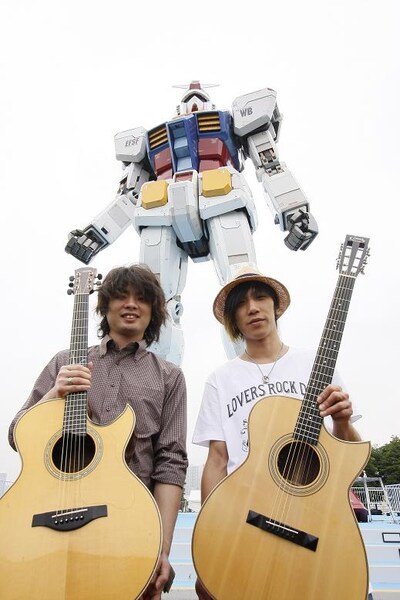 左が三浦拓也、右が徳岡慶也、後ろがガンダム。