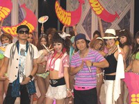 セクシーな水着ギャル軍団をバックに記念撮影。