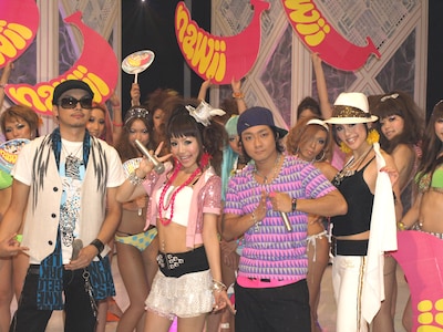 セクシーな水着ギャル軍団をバックに記念撮影。