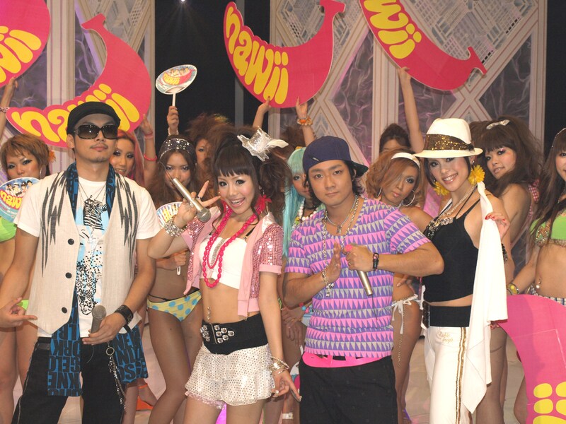 セクシーな水着ギャル軍団をバックに記念撮影。