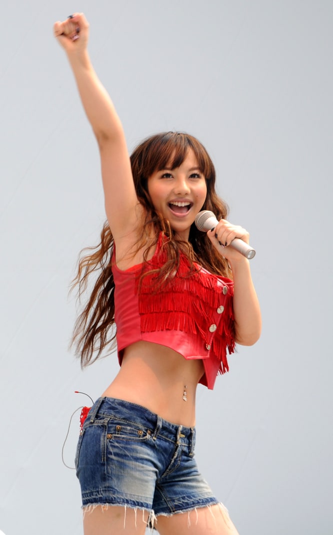 この日の奈南はヘソ出しルックで、健康的なセクシーさを6000人にアピール。